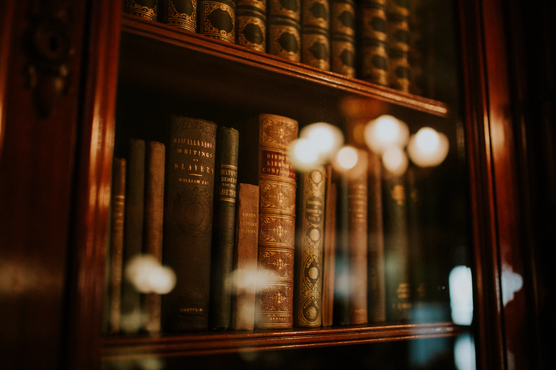 Книги в шкафу